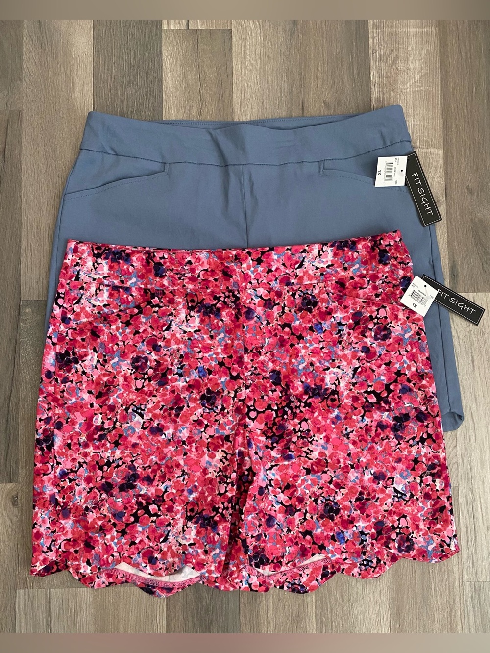 Lot of 2 Women' Golf Shorts 1X Fit Sight Scalloped Stretch Pockets New With Tags